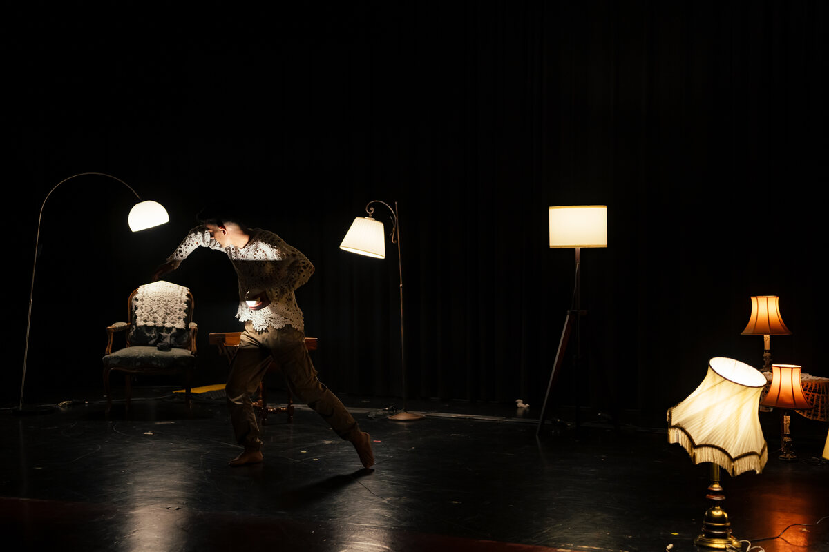 Detall de llum càlida a l'escenari.