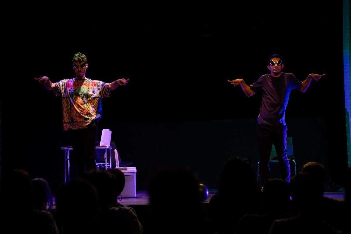 Síndria · la síndria Escena amb la síndria a les mans. Fotografia: Clàudia Nuñez.