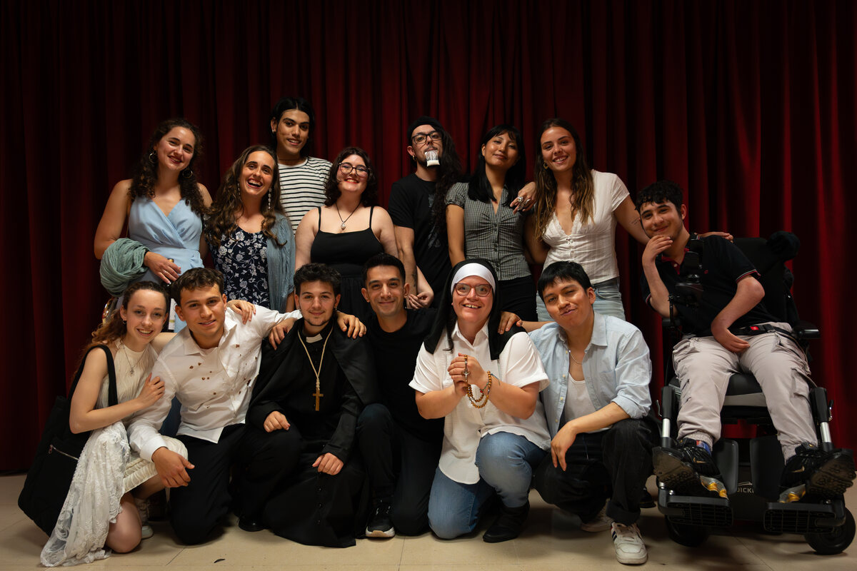 Grup jove d'un taller de teatre al final d'una sessió.