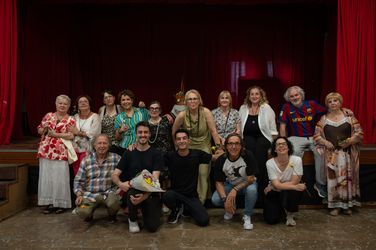 Grup d'adults d'un taller de teatre al final d'una sessió.